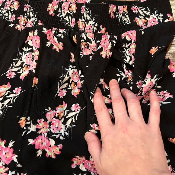 Torrid Black and Pink Floral Wide Leg Pants - Picture 5 of 8